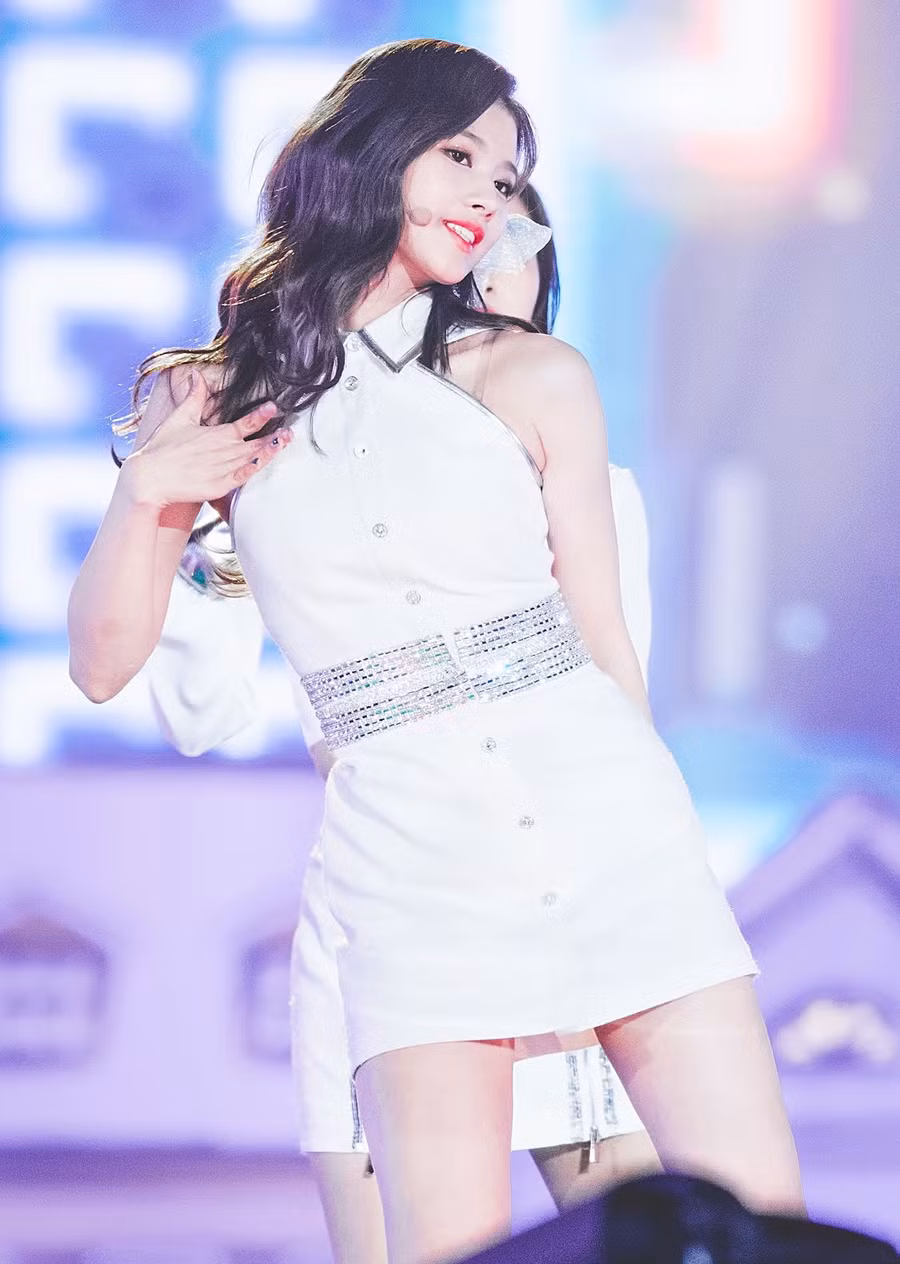 Sana tên thật là Minatozaki Sana (sinh năm 1996, người Nhật Bản). Sana chính thức ra mắt với tư cách là một thành viên của Twice vào năm 2015. Bên cạnh việc tham gia vào các hoạt động âm nhạc chung của nhóm, Sana cũng tích cực tham gia các chương trình truyền hình và các dự án quảng cáo. Ảnh: Koreaboo