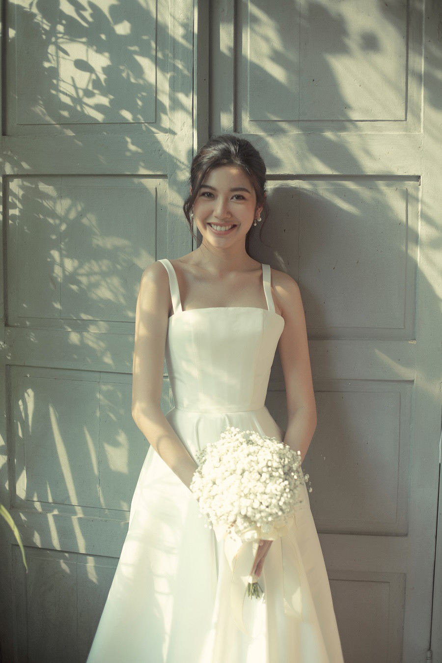 Mới đây, Á hậu Thuý Vân gây chú ý khi chia sẻ loạt ảnh diện váy cưới xinh đẹp như công chúa trước ngày chính thức về một nhà với bạn trai doanh nhân Nhật Vũ.