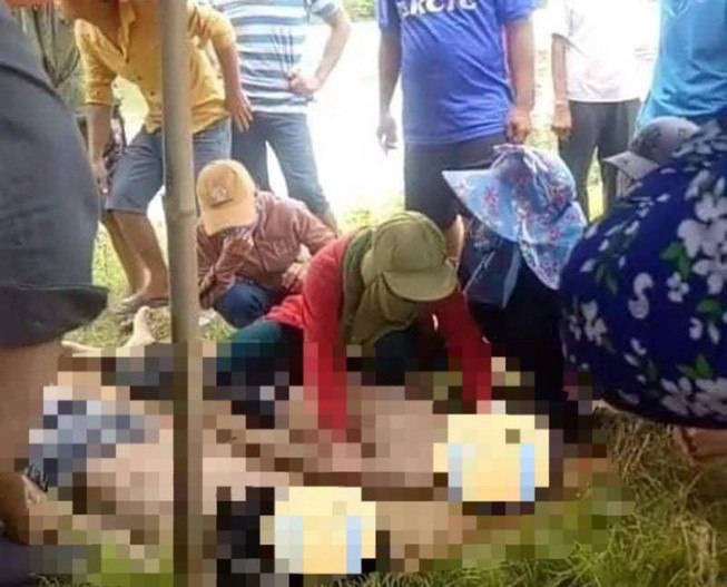 Thi thể 2 nạn nhân sau khi được đưa lên bờ