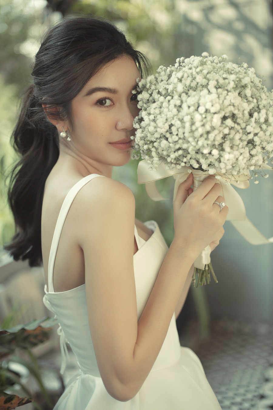 Bộ ảnh được Thúy Vân thực hiện một mình trong không gian mở, không có chú rể bên cạnh.