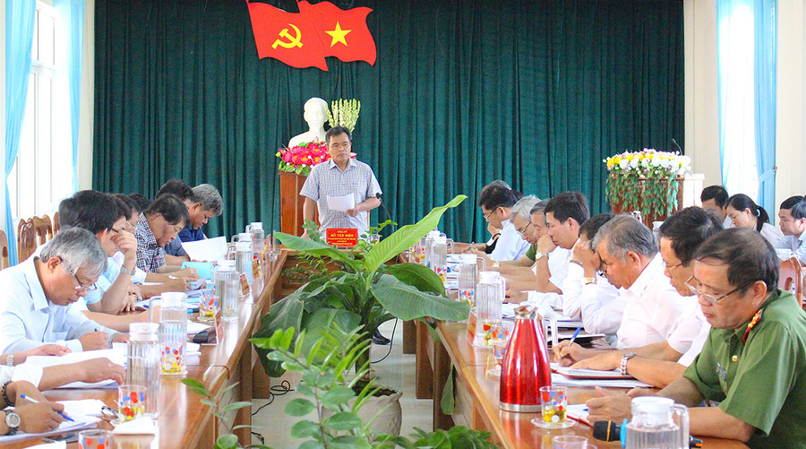 Bí thư Tỉnh ủy Hồ Văn Niên chủ trì buổi làm việc với Ban Thường vụ Huyện ủy Đak Pơ. Ảnh: Hồng Thi Bí thư Tỉnh ủy Hồ Văn Niên chủ trì buổi làm việc với Ban Thường vụ Huyện ủy Đak Pơ. Ảnh: Hồng Thi