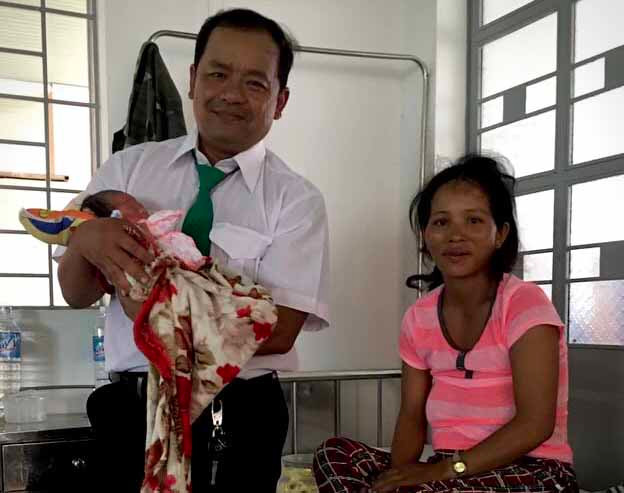  Tài xế Nguyễn Ngô Huy bên mẹ con chị K'Huất tại Bệnh viện Đa khoa khu vực An Khê. Ảnh: Lê Hòa