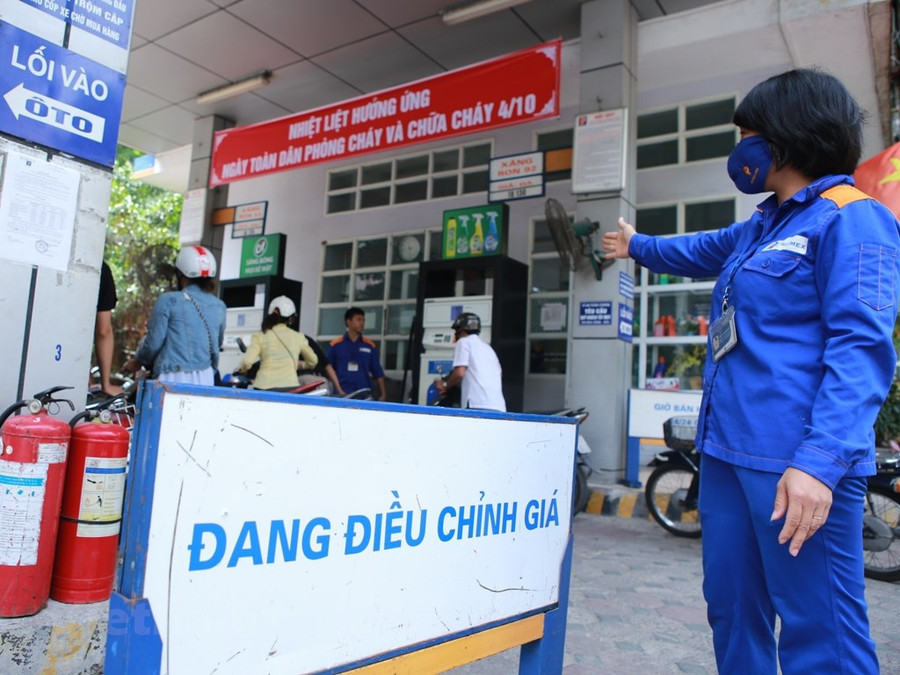Giá xăng được dự báo tăng trên dưới 1.000 đồng vào ngày mai (12/6). Giá xăng được dự báo tăng trên dưới 1.000 đồng vào ngày mai (12/6).