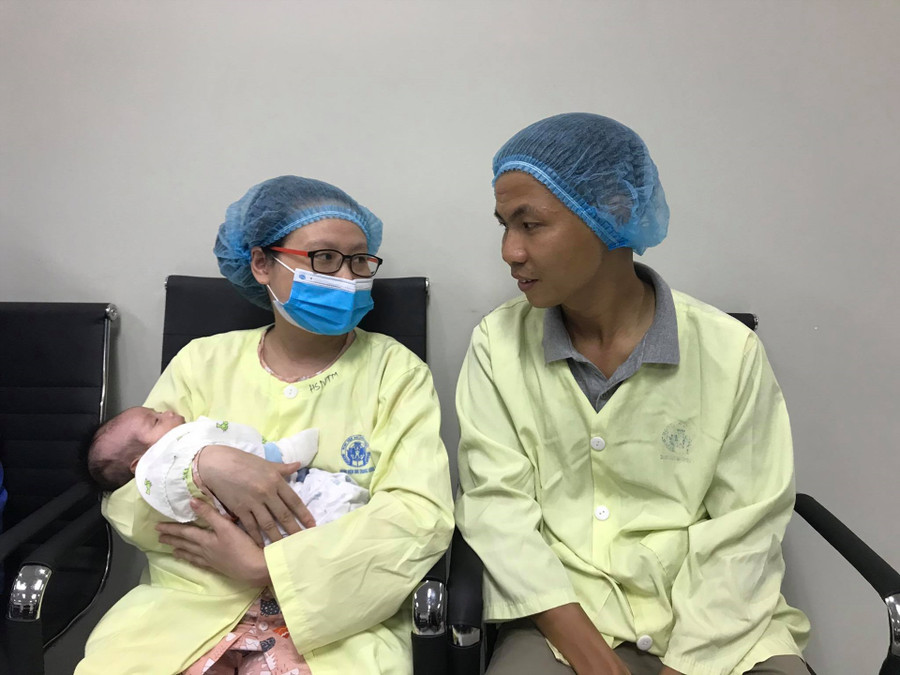 Bố mẹ bé vui mừng trước sự hồi phục của con. Ảnh: Thùy Linh