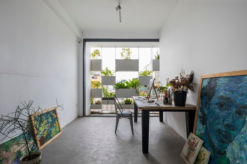 Đi lên cao hơn, chúng ta bắt gặp một phòng làm việc yên tĩnh, nơi người nghệ sĩ có thể thỏa mãn thể hiện khả năng sáng tạo. Đi lên cao hơn, chúng ta bắt gặp một phòng làm việc yên tĩnh, nơi người nghệ sĩ có thể thỏa mãn thể hiện khả năng sáng tạo.