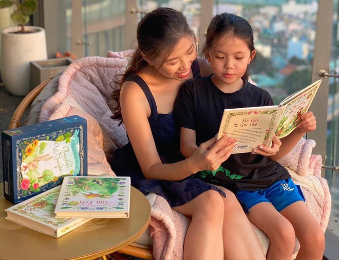 Để con yêu sách, trước hết ba mẹ nên tạo môi trường cho con được tiếp xúc với sách thường xuyên - Ảnh: Hồng Vân