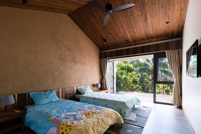 Chủ nhà cũng sử dụng quạt trần thay cho điều hòa trong các phòng ngủ. Chủ nhà cũng sử dụng quạt trần thay cho điều hòa trong các phòng ngủ.