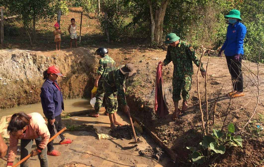 Lực lượng đoàn viên tham gia khơi thông dòng chảy ở khu vực giọt nước. Ảnh: Anh Huy