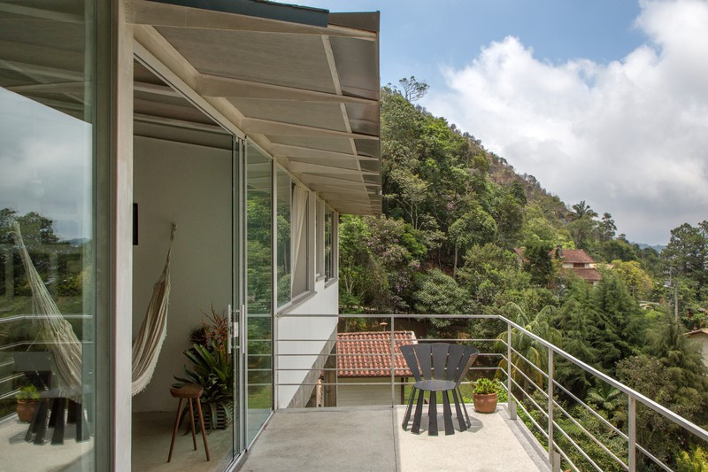 Trong khi đó, phía trước là một khoảng ban công rộng để các thành viên có thể thu trọn khung cảnh núi rừng hùng vĩ vào trong tầm mắt. Trong khi đó, phía trước là một khoảng ban công rộng để các thành viên có thể thu trọn khung cảnh núi rừng hùng vĩ vào trong tầm mắt.