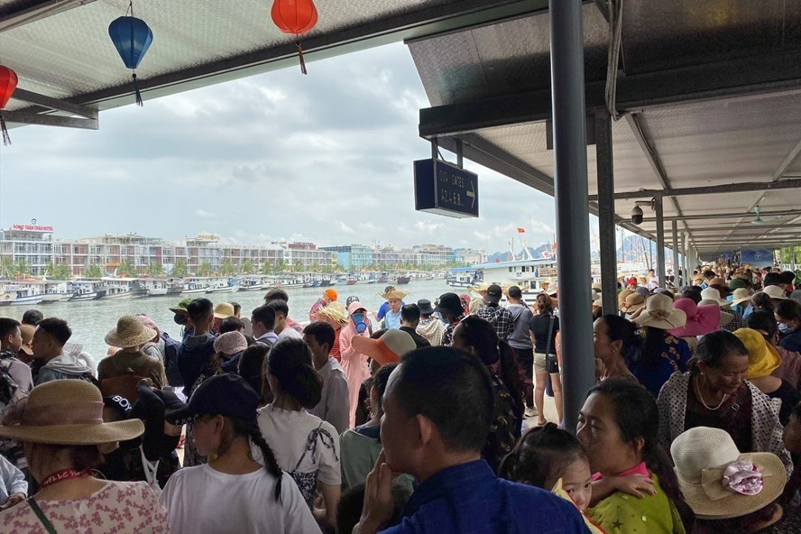 Du khách đợi tàu đi tham quan vịnh Hạ Long tại Cảng tàu Tuần Châu. Ảnh: Nguyễn Hùng