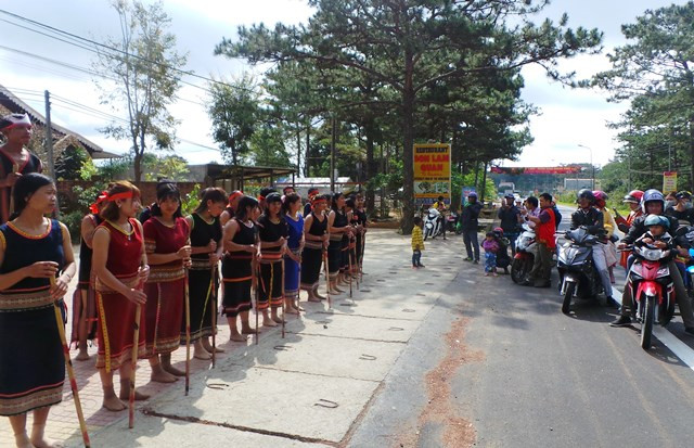 Tiết mục múa xoang kết hợp cồng chiêng của đoàn nghệ nhân làng Kon Chênh, xã Măng Cành trên dọc tuyến Quốc lộ 24, đoạn qua huyện Kon Plông, thu hút đông đảo người dân, du khách dừng xem.