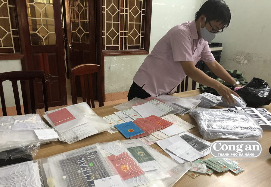 Cơ quan CA tạm giữ nhiều hồ sơ liên quan đến hoạt động tín dụng “đen”. Cơ quan CA tạm giữ nhiều hồ sơ liên quan đến hoạt động tín dụng “đen”.