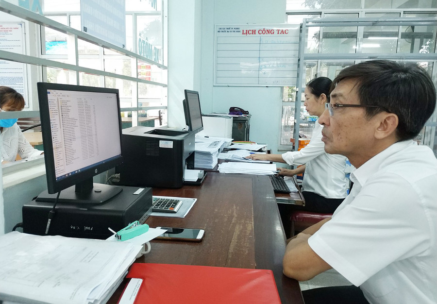 Cán bộ Chi cục Thuế thành phố Pleiku nâng cao tinh thần trách nhiệm, đạo đức công vụ trong thực hiện nhiệm vụ. Ảnh: Sơn Ca