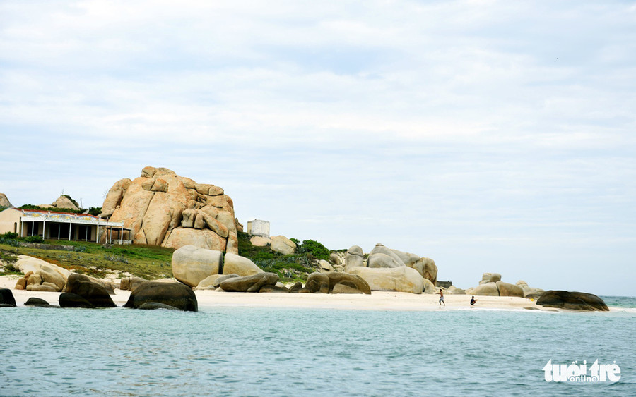  Nhìn từ xa, Cù Lao Câu hiện ra như một chiến hạm - Ảnh: DUYÊN PHAN