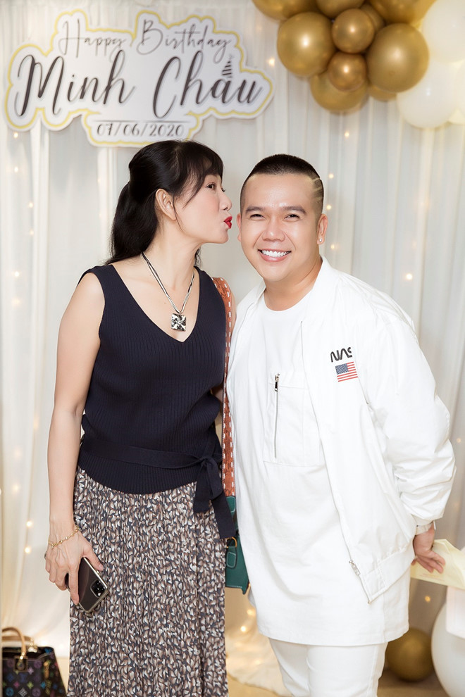 Nghệ sĩ Mỹ Uyên rất yêu mến Minh Châu và nhiều lần làm mẫu áo dài cho nhà thiết kế ẢNH: PHAN TIẾN VŨ