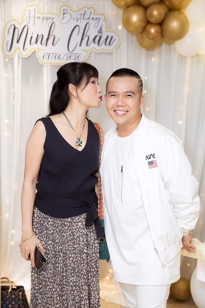 Nghệ sĩ Mỹ Uyên rất yêu mến Minh Châu và nhiều lần làm mẫu áo dài cho nhà thiết kế ẢNH: PHAN TIẾN VŨ