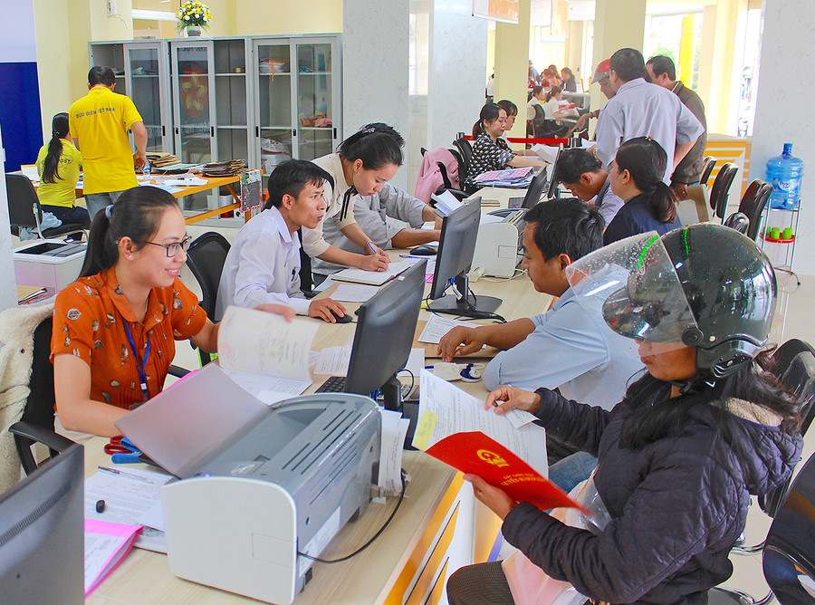  Người dân đến giải quyết thủ tục hành chính tại Trung tâm Phục vụ hành chính công tỉnh. Ảnh: HỒNG THI