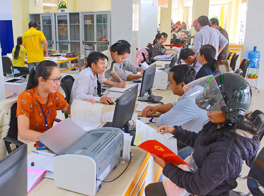  Người dân đến giải quyết thủ tục hành chính tại Trung tâm Phục vụ hành chính công tỉnh. Ảnh: HỒNG THI