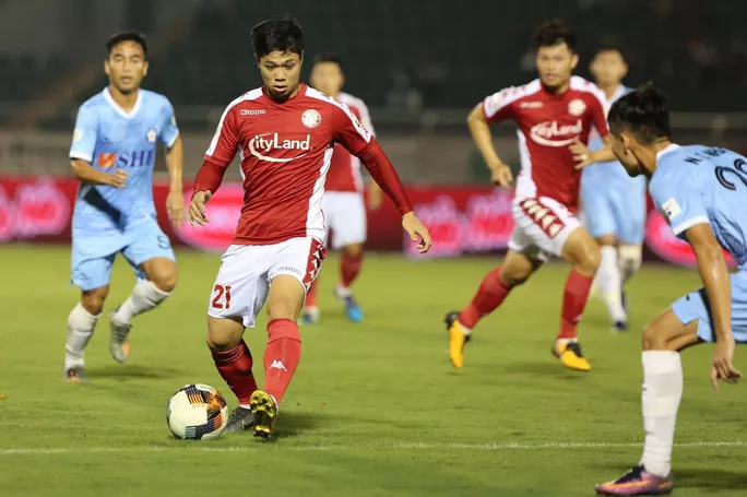 Công Phượng thường xuyên bị 2-3 hậu vệ SHB Đà Nẵng phong tỏa, khóa chặt mỗi khi có bóng