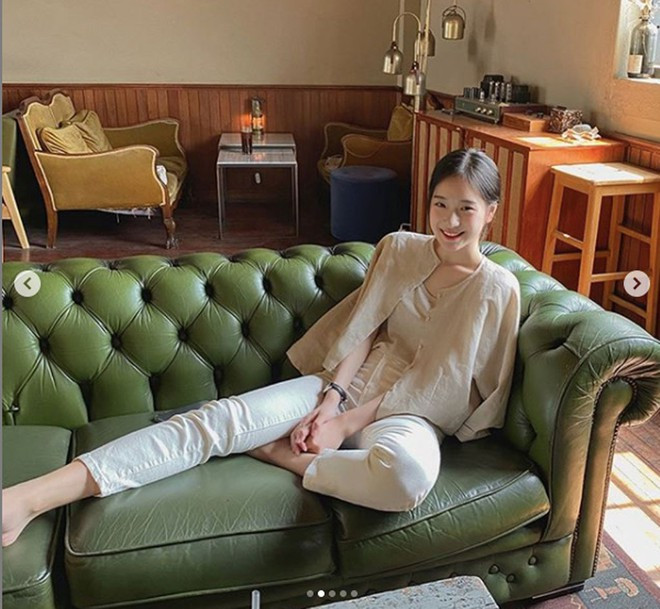 "Cô ấy có một vẻ đẹp tinh khiết như sương mai", "Nhan sắc như thế này mà không nổi tiếng mới lạ", "Đây mới đúng là góc nghiêng thần thánh này", "Đẹp không cần phẫu thuật thẩm mỹ gì hết luôn nhỉ"... là những bình luận của cư dân mạng dành cho cô ẢNH: INSTAGRAM NV