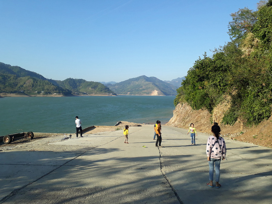Trẻ nhỏ vui chơi bên dòng sông Đà - Ảnh: NGUYỄN A SAY