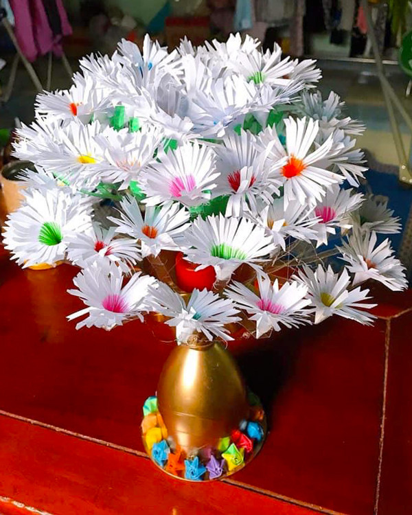 Sản phẩm Bình hoa tái chế (Liên đội Trường Tiểu học Đinh Núp, xã Ia Krêl) tham dự cuộc thi Dự án xanh-Trái đất sạch. Ảnh: V.C