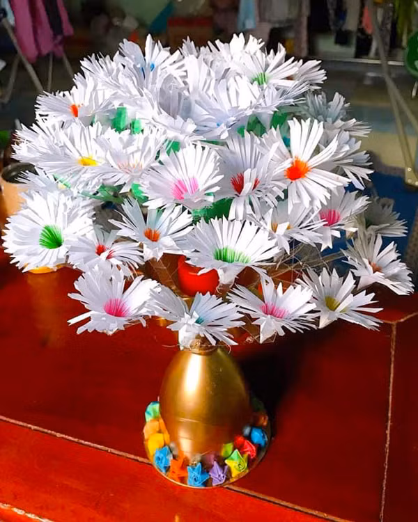 Sản phẩm Bình hoa tái chế (Liên đội Trường Tiểu học Đinh Núp, xã Ia Krêl) tham dự cuộc thi Dự án xanh-Trái đất sạch. Ảnh: V.C