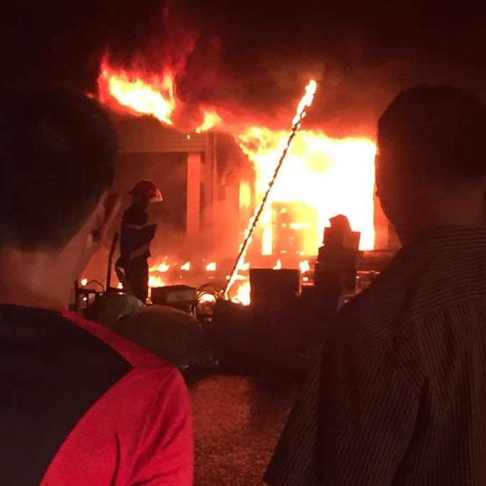 Ngọn lửa khởi phát từ 1 cửa hàng bán sơn nước và các thiết bị dân dụng Ngọn lửa khởi phát từ 1 cửa hàng bán sơn nước và các thiết bị dân dụng