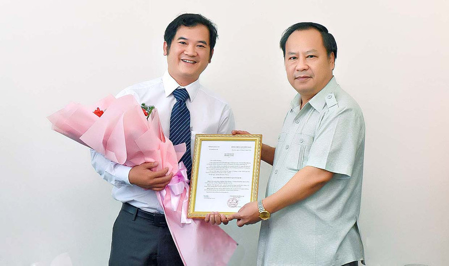Phó Bí thư Tỉnh ủy Châu Ngọc Tuấn trao quyết định bổ nhiệm ông Đoàn Minh Dưỡng-Trưởng phòng Báo Điện tử, giữ chức vụ Phó Tổng Biên tập Báo Gia Lai. Ảnh: Đức Thụy Thay mặt Ban Thường vụ Tỉnh ủy Gia Lai, Phó Bí thư Tỉnh ủy Châu Ngọc Tuấn đã trao Quyết định số 1890-QĐ/TU về việc bổ nhiệm ông Đoàn Minh Dưỡng-Trưởng phòng Báo Điện tử, giữ chức vụ Phó Tổng Biên tập Báo Gia Lai. Ảnh: Đức Thụy