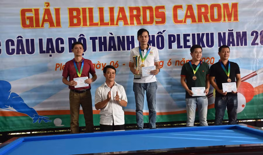 Ban tổ chức trao huy chương vàng, bạc, đồng cho các cơ thủ có thành tích xuất sắc ở nội dung carom 3 băng. Ảnh: Hà Phương