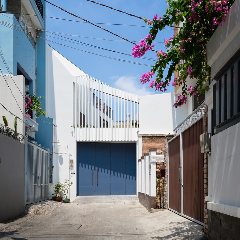 Nhà nằm cuối hẻm, với mặt tiền rộng 5m.