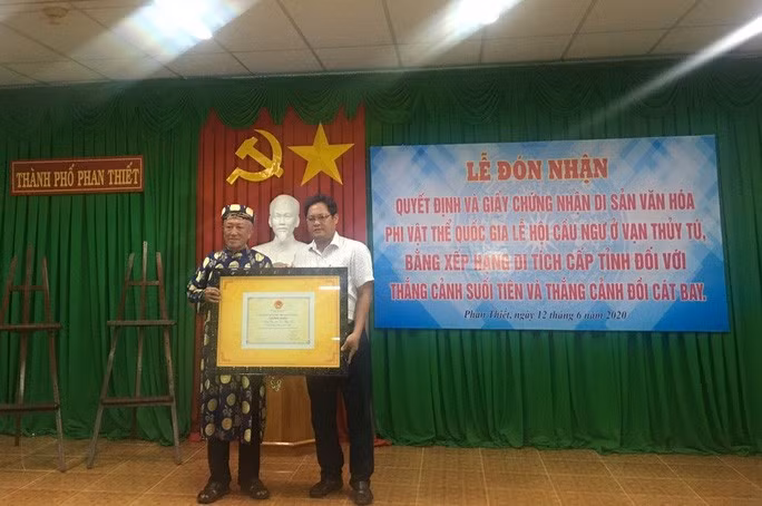 Sở Văn hoá – Thể thao và Du lịch Bình Thuận trao bằng di sản văn hoá phi vật thể cho đại diện làng Thuỷ Tú