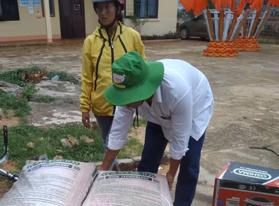 Cấp phát phân bón cho các hộ khó khăn xã Ia Nan. Ảnh: Hà Phương