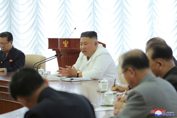 Lãnh đạo Triều Tiên Kim Jong Un phát biểu trong một cuộc họp của Bộ Chính trị Đảng Lao động Triều Tiên cuối tuần trước - Ảnh: REUTERS/KCNA