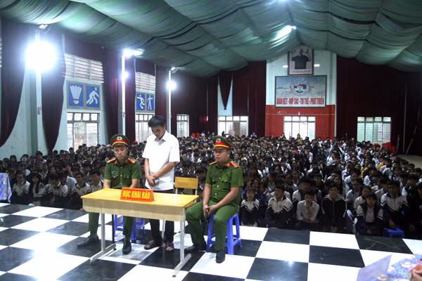 Phiên tòa giả định được tổ chức sinh động, mang lại hiệu quả cao. Ảnh: L.G