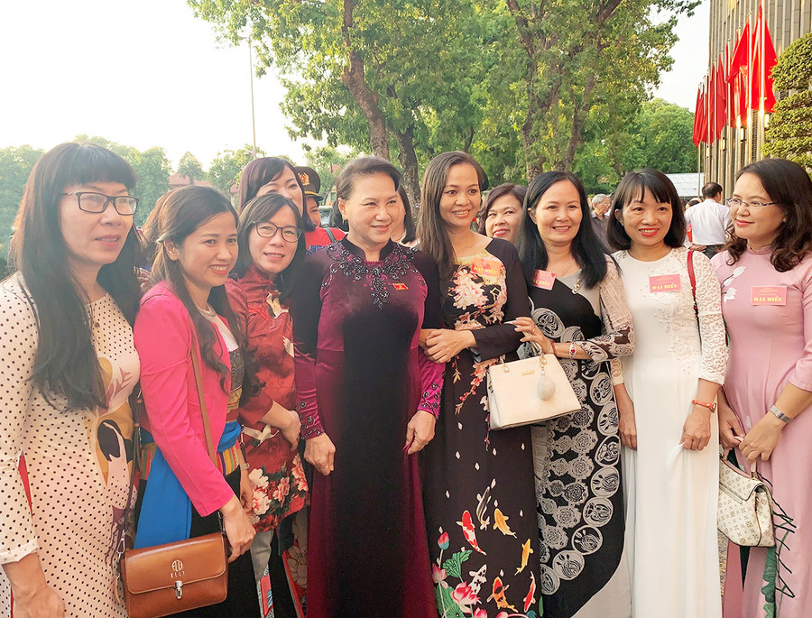 Chủ tịch Quốc hội Nguyễn Thị Kim Ngân chụp ảnh lưu niệm cùng các nữ nhà báo tham dự hội nghị. Ảnh: P.L Chủ tịch Quốc hội Nguyễn Thị Kim Ngân chụp ảnh lưu niệm cùng các nữ nhà báo tham dự hội nghị. Ảnh: P.L