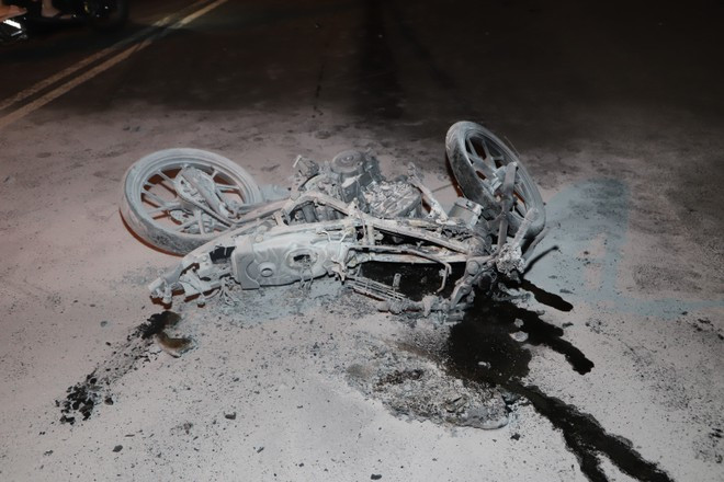  Chiếc Raider cháy còn trơ lại khung sắt - Ảnh: Trùng Dương