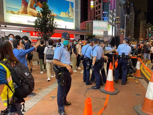  Cảnh sát chuẩn bị về sau khi chỉ còn khoảng 200 người lưu lại công viên Victoria trong lễ tưởng niệm Thiên An Môn ngày 4-6 - Ảnh: SOUTH CHINA MORNING POST