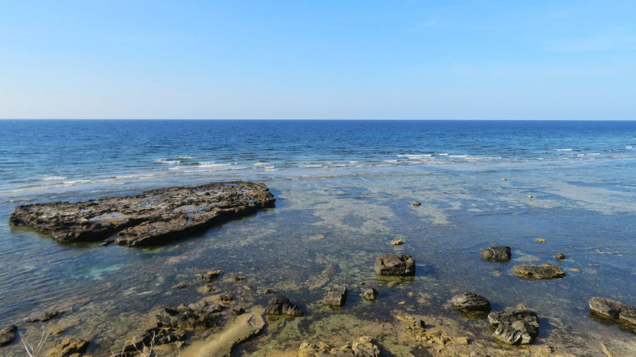 Ở đảo Lớn thì nhiều phương tiện di chuyển lẫn ăn chơi hơn. Có nước ngầm dù giếng có khi sâu vài chục mét. Có xe điện, taxi, xe ôm, chợ búa quán xá Internet các kiểu.