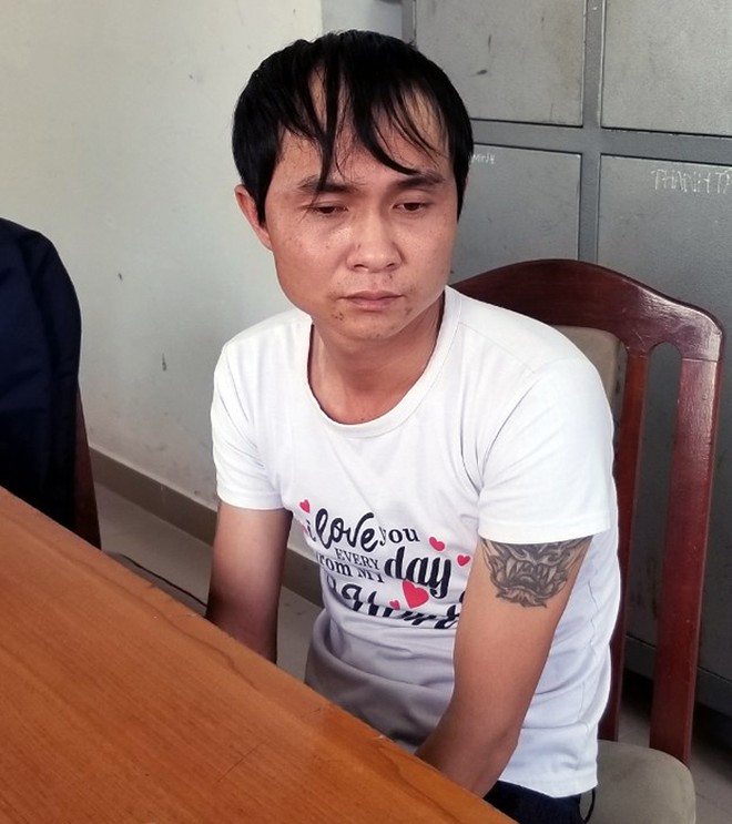 Nghi can Tuấn (bên phải) tại Công an TP.Đà Lạt ẢNH: LÂM VIÊN