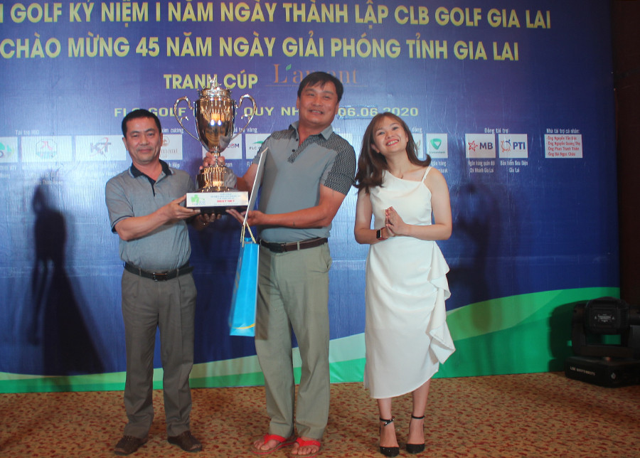 Ông Nguyễn Đức Hoàng-Phó Chủ tịch UBND tỉnh Gia Lai trao giải Bess Gross cho Golfer Nguyễn Tiến Việt. Ảnh: Nguyễn Tú