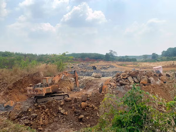 Hiện trường vụ khai thác đá trái phép. Ảnh: N.T