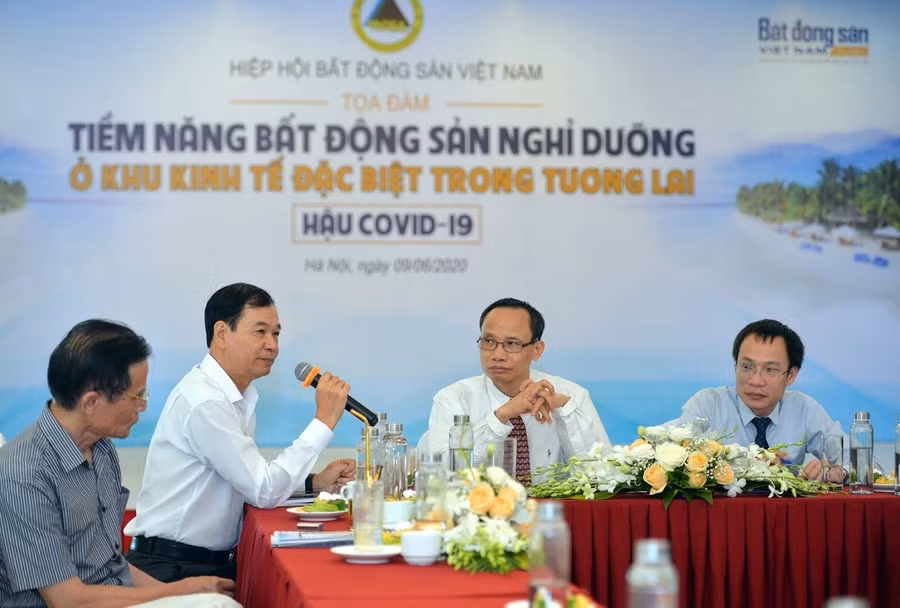 Ông Nguyễn Mạnh Hà (phát biểu). Ảnh: Realtimes. 