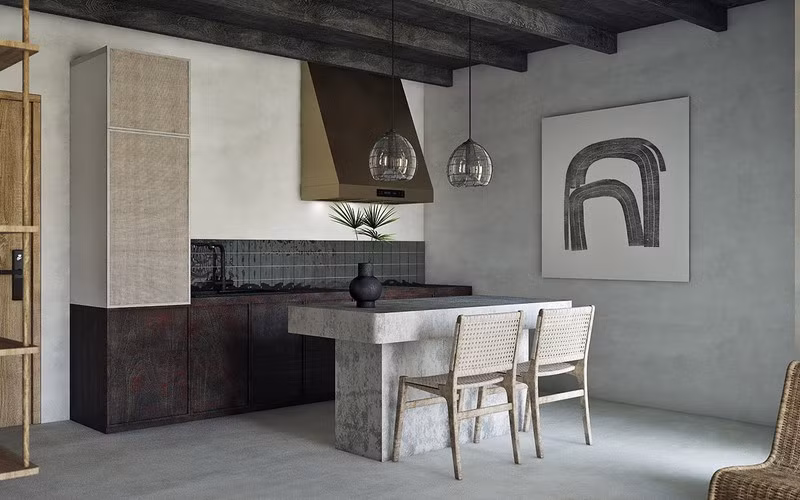 Nửa còn lại là phòng ăn rộng rãi. Bàn mặt đá dễ dàng làm sạch hàng ngày.