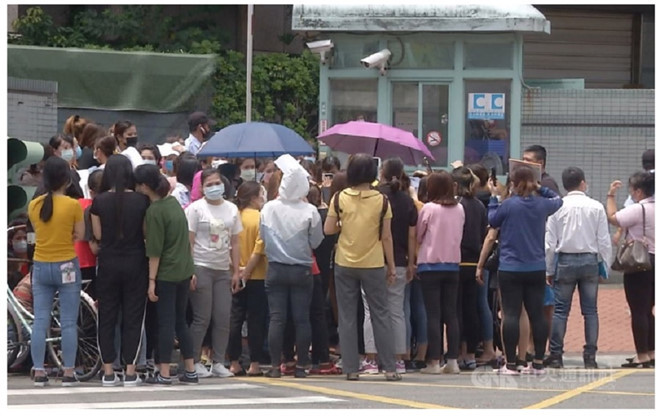 Nhiều lao động Việt than phiền điều kiện sống tại khu nhà ở tập thể của công ty Compal - Ảnh chụp màn hình CNA Nhiều lao động Việt than phiền điều kiện sống tại khu nhà ở tập thể của công ty Compal - Ảnh chụp màn hình CNA