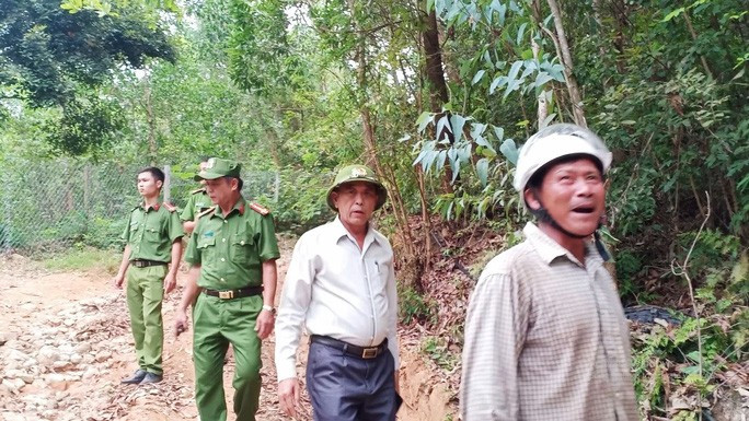 Người dân dẫn lãnh đạo Công an TP Đà Nẵng thị sát các lán trại, đường mòn trong rừng Người dân dẫn lãnh đạo Công an TP Đà Nẵng thị sát các lán trại, đường mòn trong rừng
