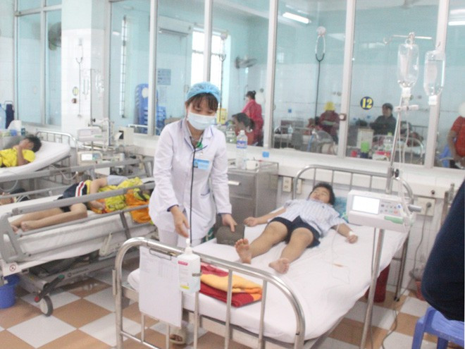 Điều trị bệnh nhân tại Khoa Nhi của Bệnh viện đa khoa tỉnh Bình Định ẢNH: TỪ ĐẠT