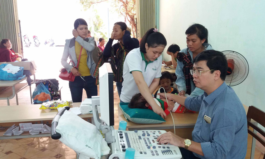 Bác sĩ khám sàng lọc bệnh tim cho trẻ. Ảnh: Như Nguyện 