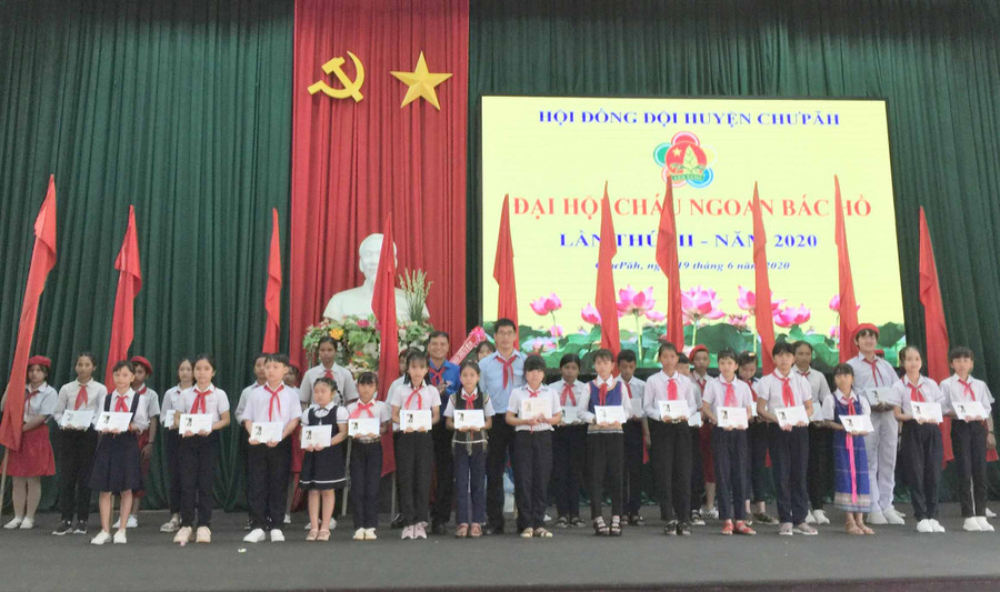  Hội Đồng đội huyện Chư Pah tuyên dương 54 Cháu ngoan Bác Hồ tiêu biểu trong nhiệm kỳ qua. Ảnh: Hà Đức Thành