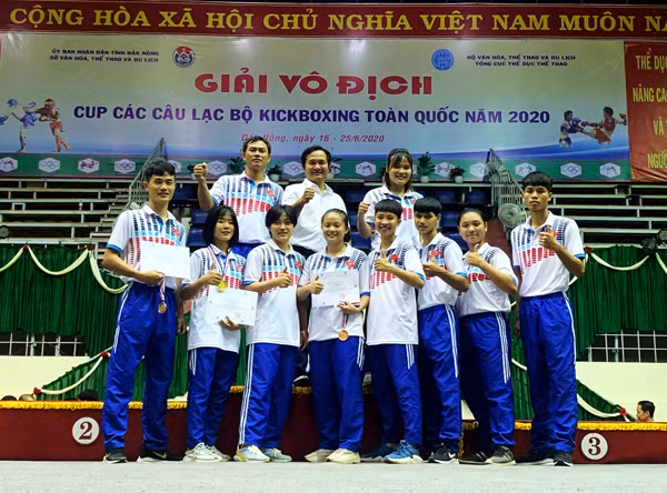 Ban huấn luyện và các thành viên đội tuyển kick boxing Gia Lai. Ảnh: Phạm Xoan